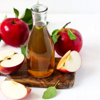 What does apple cider vinegar rinse do to hair?